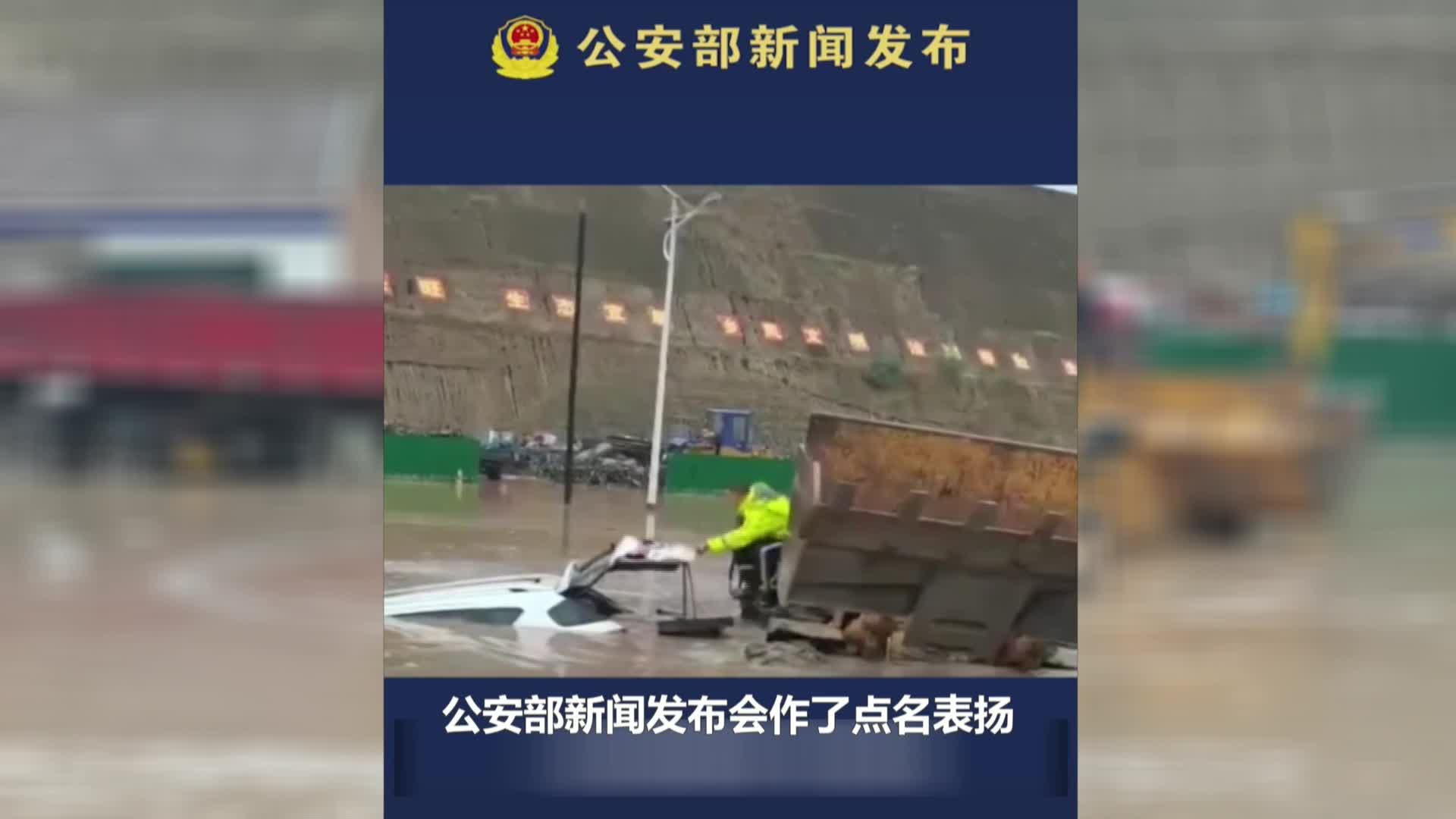 常睿：“一字馬”交警救民與危難