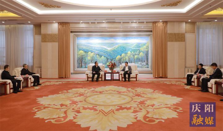 黃澤元與長(zhǎng)慶油田分公司執(zhí)行董事、黨委書記李戰(zhàn)明和總經(jīng)理、黨委副書記余浩杰一行座談