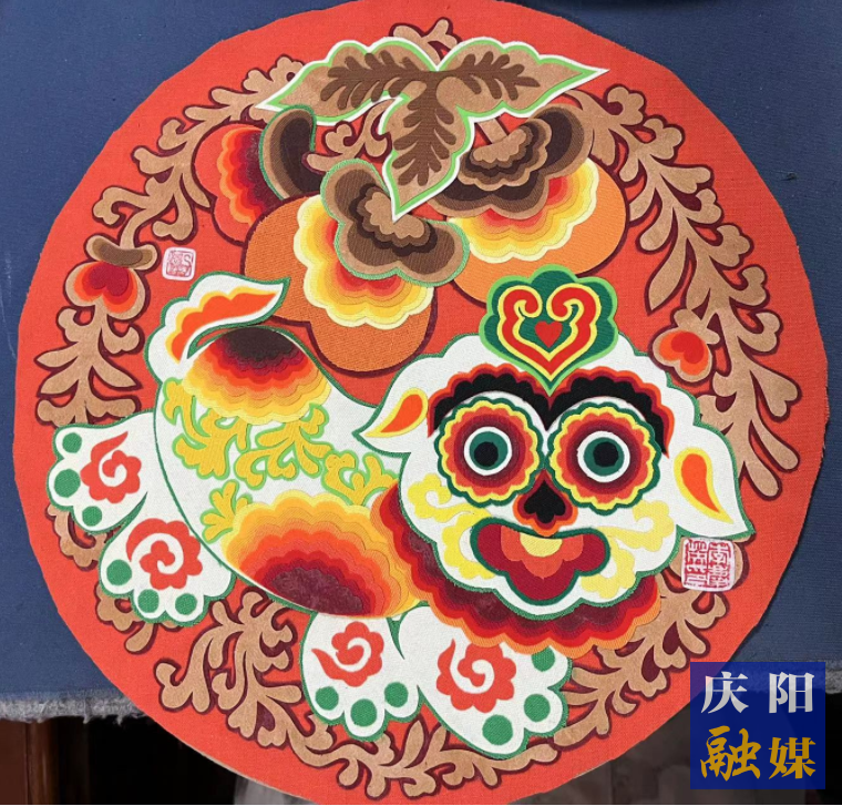 李慶英創(chuàng)作的布貼畫作品。