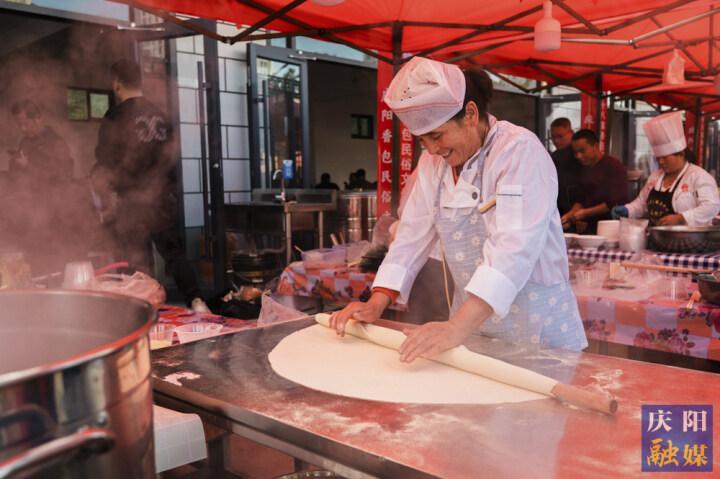 【攝影報(bào)道】名廚競技烹美食 游客盡享饕餮餐