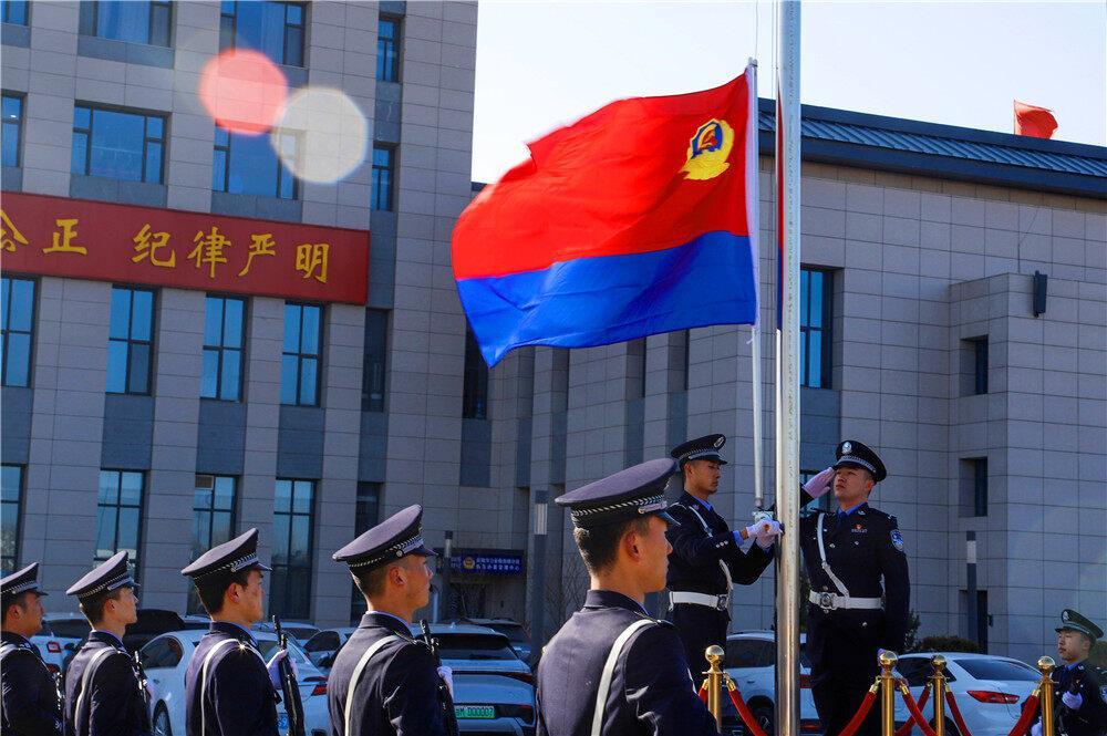 【攝影報道】慶陽市公安局西峰分局舉行升警旗儀式，慶祝第四個中國人民警察節(jié)