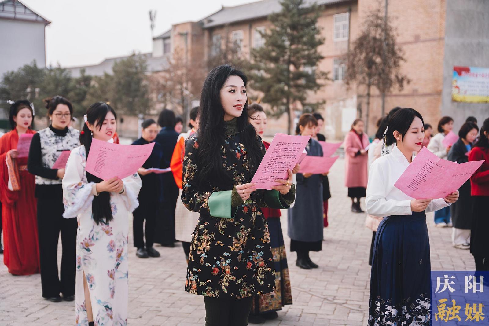【攝影報(bào)道】春日有約不負(fù)芬芳 ——市委宣傳部、市委統(tǒng)戰(zhàn)部、市融媒體中心女職工攜手共慶“三八”國(guó)際勞動(dòng)?jì)D女節(jié)