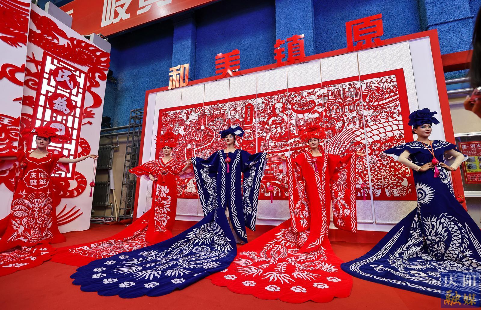 【攝影報道】香包、刺繡、剪紙……慶陽民俗文化精品展區(qū)中哪些展品驚艷到你