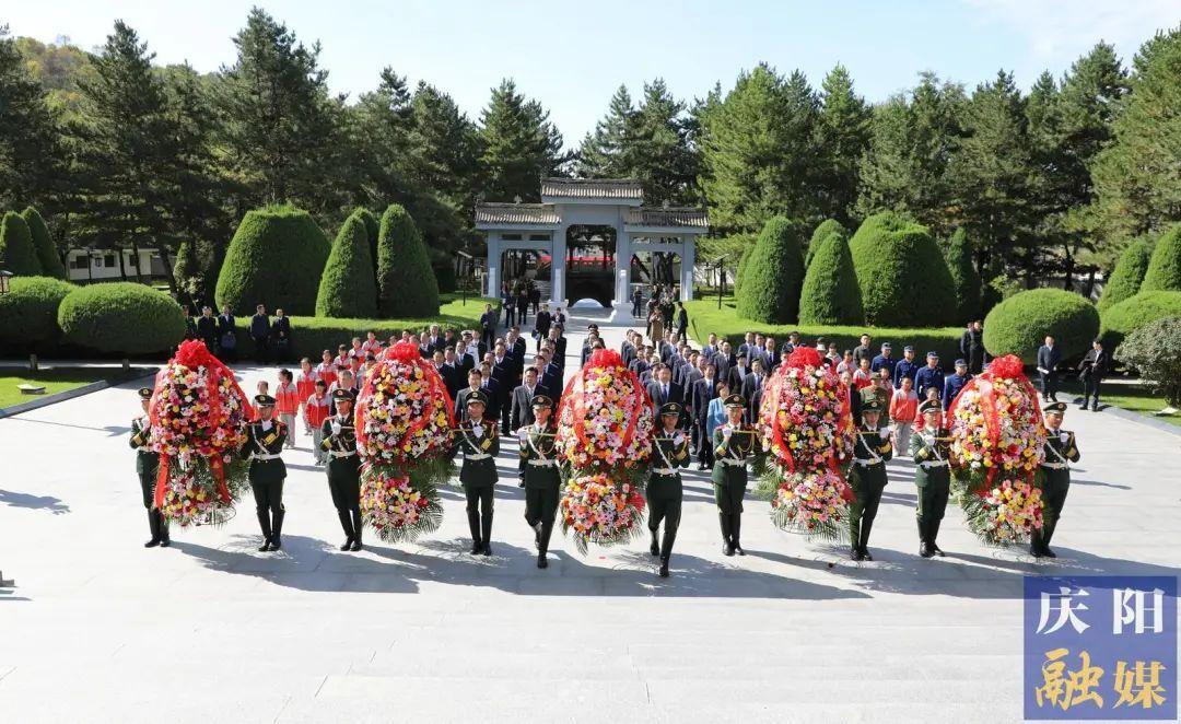 慶陽(yáng)市隆重舉行烈士紀(jì)念日向革命烈士敬獻(xiàn)花籃儀式