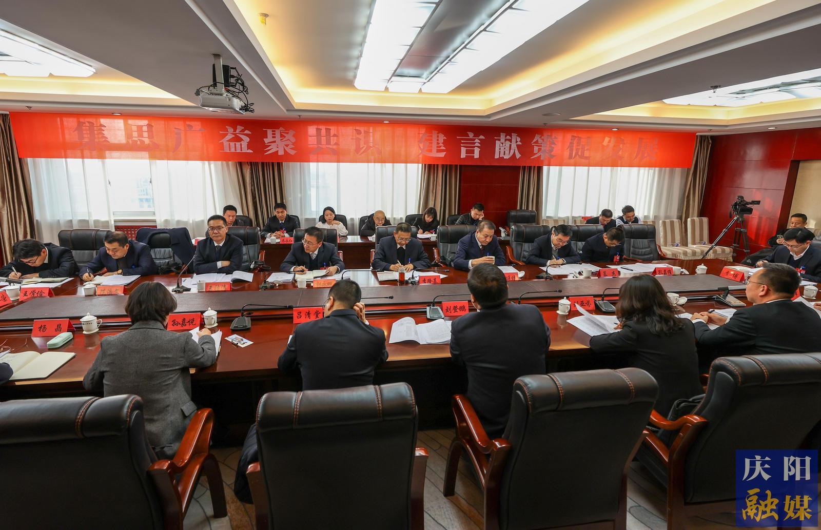 慶陽市政協(xié)委員分組討論政府工作報(bào)告和計(jì)劃、財(cái)政報(bào)告