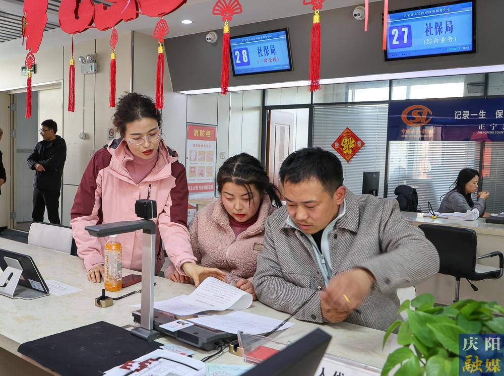 【攝影報(bào)道】正寧縣“小寧幫辦”：政務(wù)服務(wù)新亮點(diǎn)，提升群眾滿意度