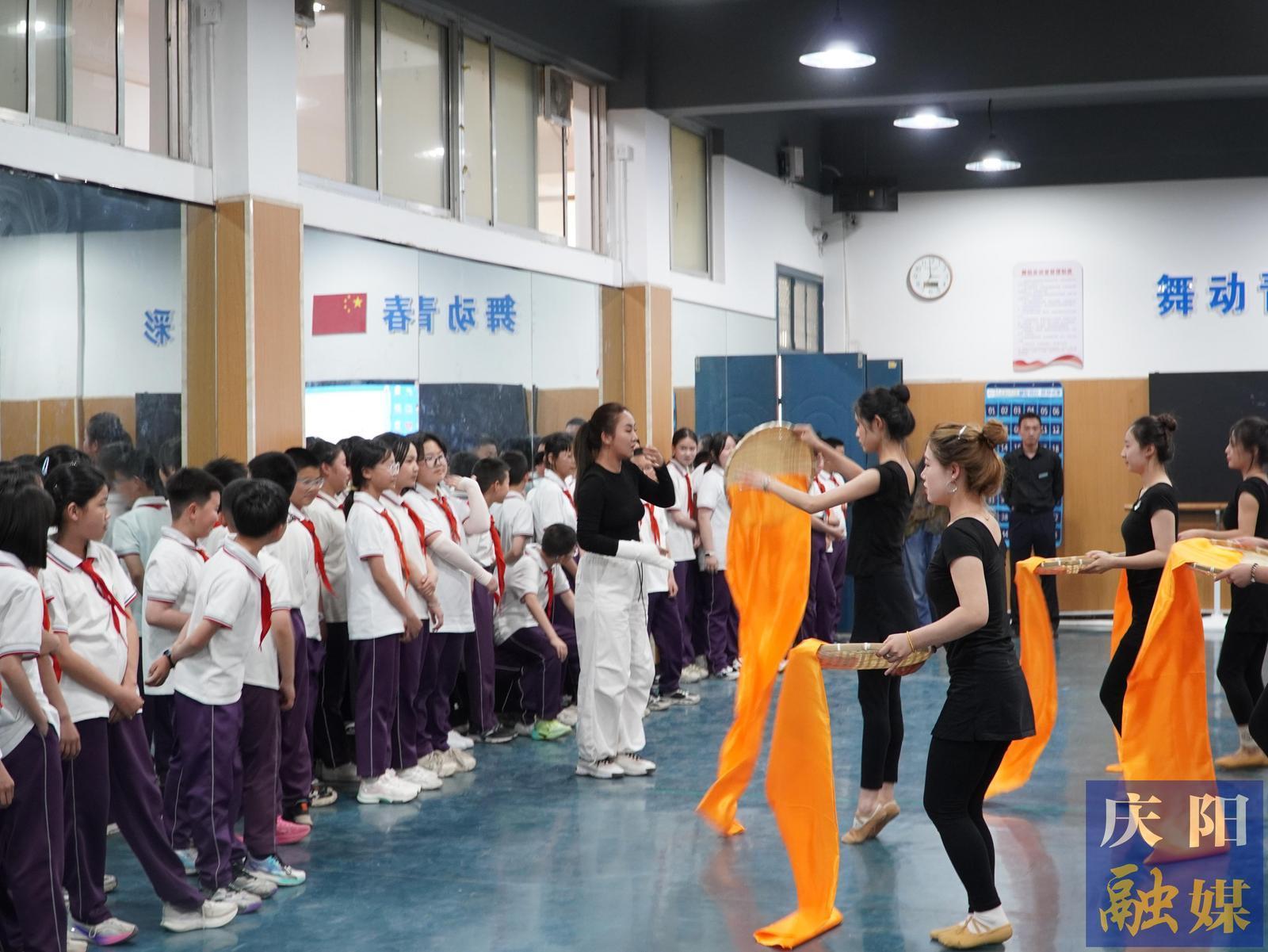 【2025年職業(yè)教育活動周】慶陽市8所中小學(xué)在慶陽職業(yè)技術(shù)學(xué)院開展職業(yè)體驗活動