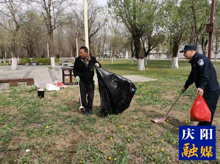 【創(chuàng)建文明城·慶陽在行動(dòng)】公園衛(wèi)生細(xì)化清理 文明美景常駐常新